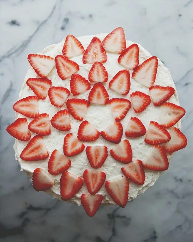 Как красиво нарезать клубнику. Украшение торта клубникой нарезанной. красивая нарезка клубники. красиво нарезать клубнику. красиво нарезать клубнику на торт.