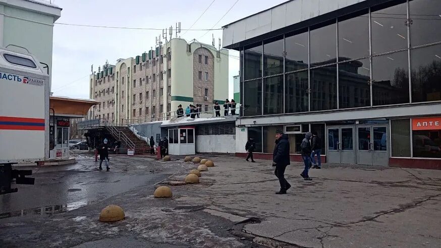 Вокзал саратов сегодня. Вокзал Саратов. В Саратов прибыли беженцы. Веб камера Саратов вокзал. Саратов вокзал поездов.