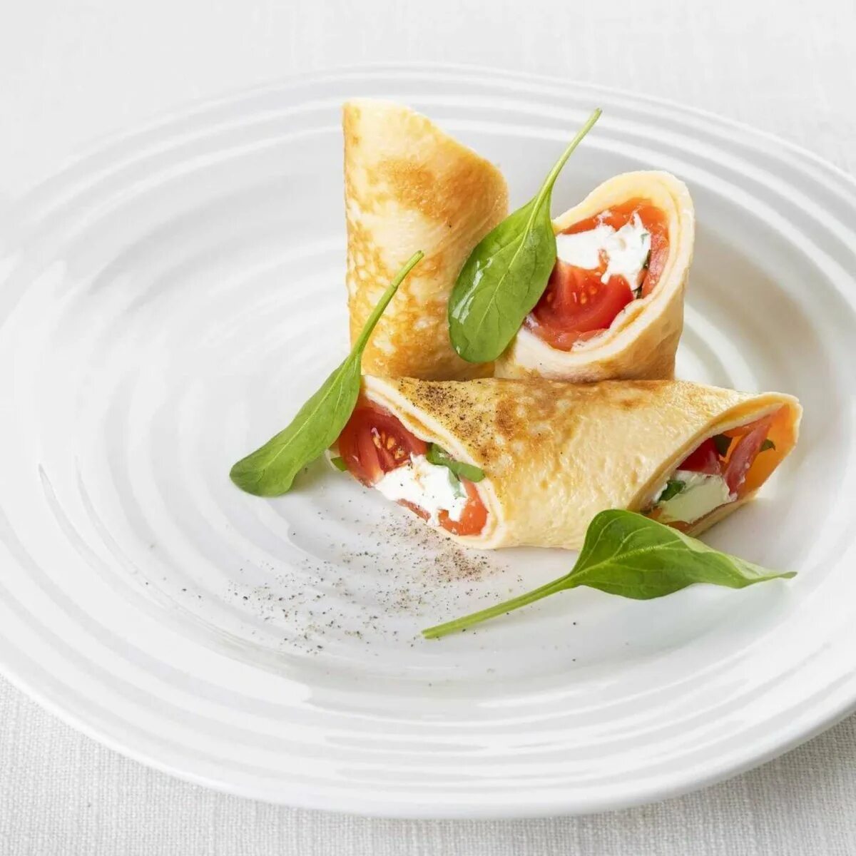 блины с семгой. блинчики с семгой и сливочным сыром. рулетики блинные блинные рулетики с красной рыбой. роллы из блинов. блинный рулет с красной рыбой.