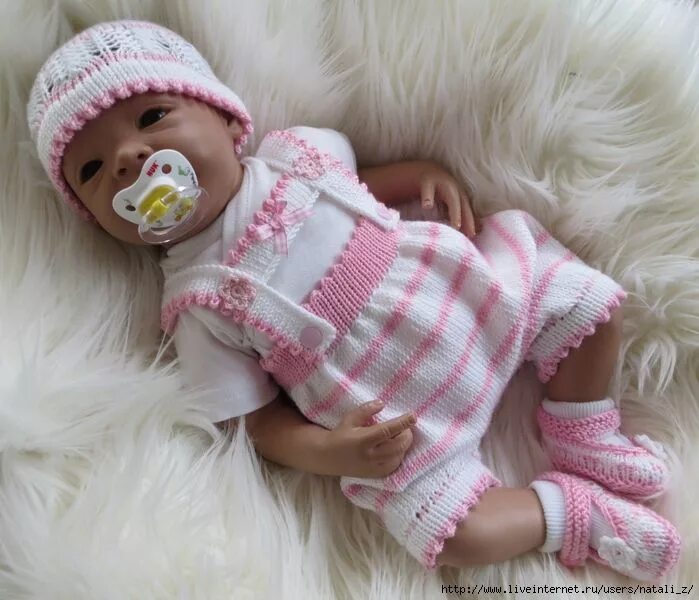 Песочник для девочки связать. Кукла реборн вязать. Голубой песочник для девочки спицами. Вязаное платье на малышку. Вязаные костюмы для новорожденных.