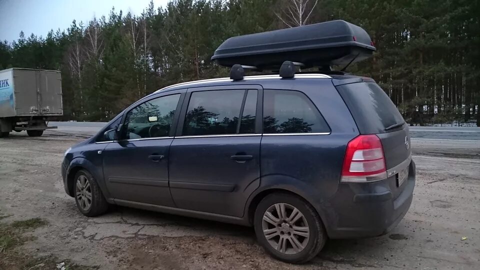 Zafira 2010 рейлинги. Багажник на крышу opel zafira. Багажник для опель зафира 2007 года. Багажник на крышу opel zafira b. Автобокс опель зафира в.