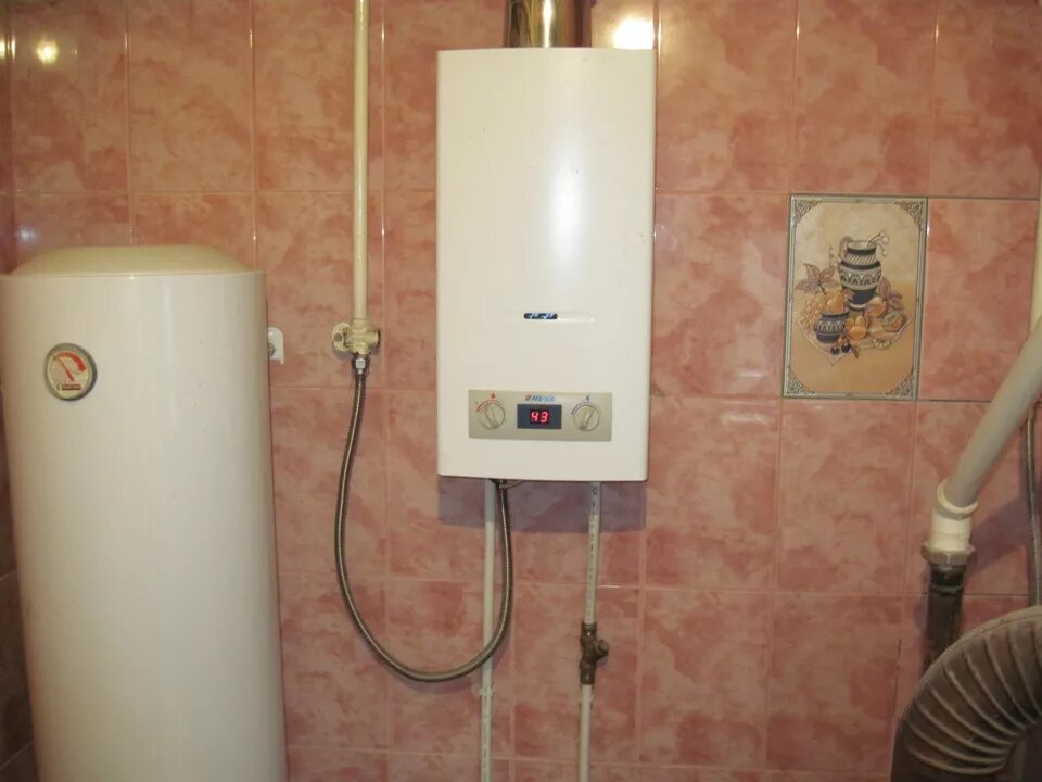 Современные газовые колонки. Газовый квартирный котел. Установка котла колонки. Установка газового котла. Установка котла колонки.