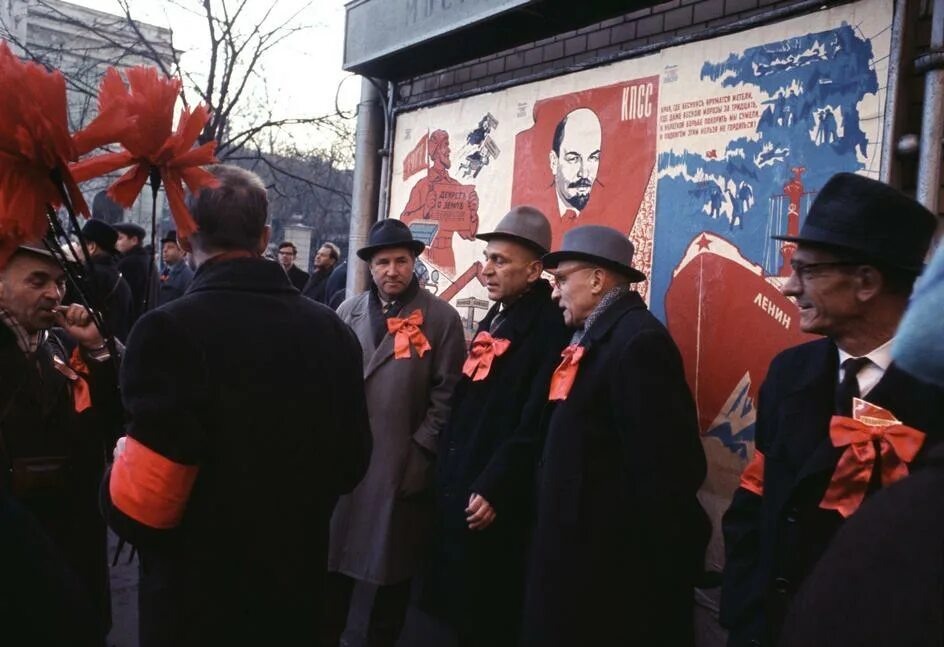 Год красной революции. Москва 7 ноября 1967. Демонстрации в день Октябрьской революции 1967 Москва. Демонстрация 7 ноября 1967 года в Москве. Красный бант революции.