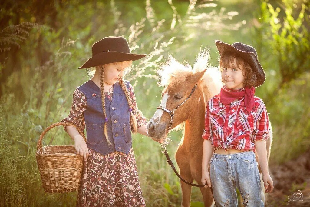 Country children. Детская одежда в ковбойском стиле. Стиль Кантри в одежде для детей. Семейная фотосессия в ковбойском стиле. Фотосессия в стиле Кантри.