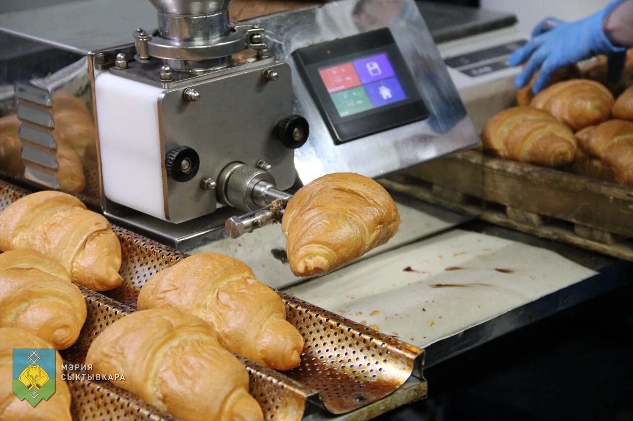 На хлебозаводе стоят два одинаковых дозирующих автомата. Касси автомат дозировочно. Приготовление и замес теста. Аппарат дозирования влажности десять ступеней a b c. Выпечка хлеба на заводе.