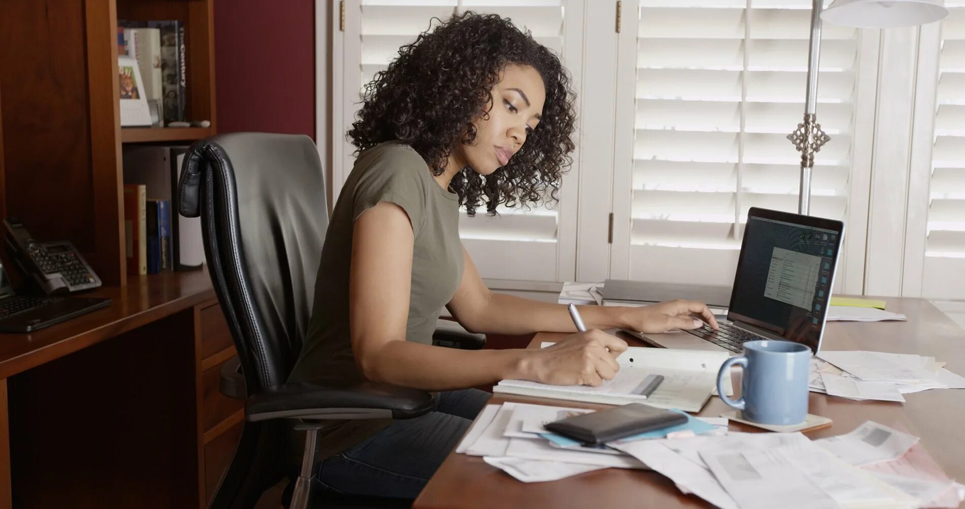 She is used to working. Офис в Нигерии. Деловые американки. Женщины программисты в Индии. Black woman in Office.