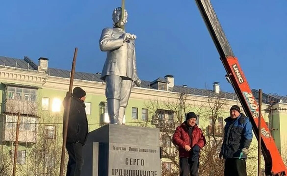 С чем связано два памятника серго орджоникидзе. Памятник Орджоникидзе в Казани. Памятник Серго Орджоникидзе. Памятник Сталину в Казани. Памятник Серго Орджоникидзе Казань.