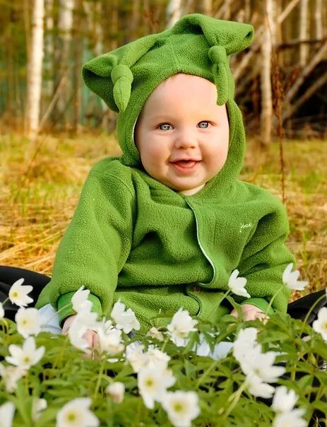 Розово зеленый мальчик. Малыш в салатовом цвете. Зелёный ребёнок. Детская одежда в салатовом цвете. Зеленый младенец.