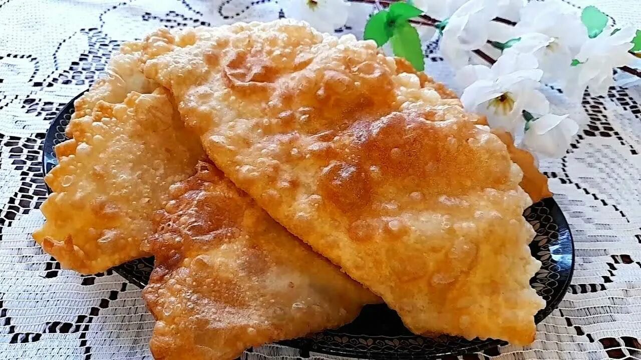 Рецепт лучших хрустящих чебуреков. Вкусное тесто для чебуреков пузырчатое и хрустящее. чебуреки с мясом. сочный чебурек. хрустящее тесто для чебуреков.