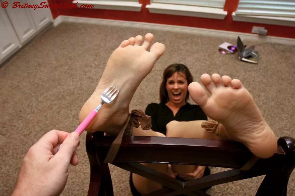 Пятки детей девочек. Щекотать пятки. Кресло для щекотания пяток. Щекотка. Щекотка ног девушек в кресле.