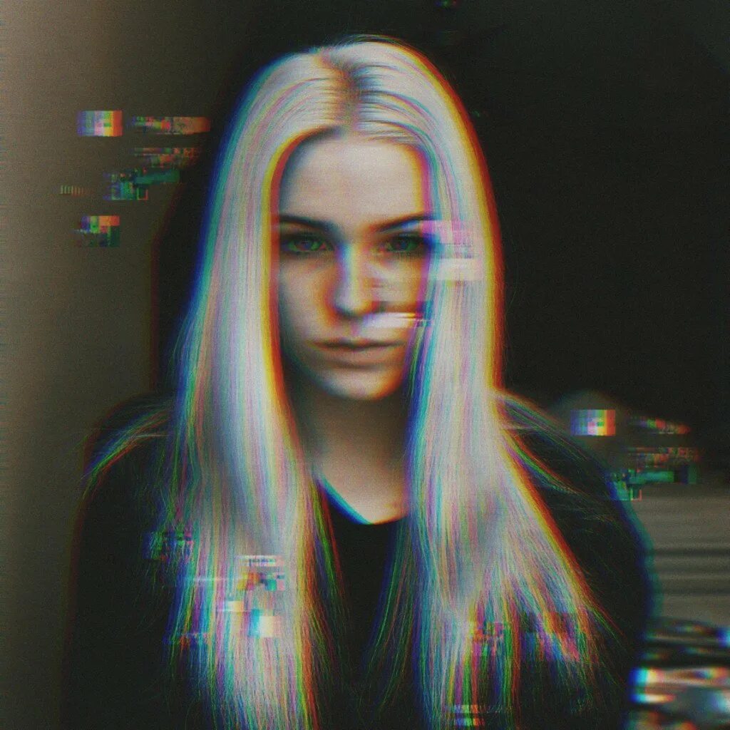 Под эффектами. Глитч девушка. девушка с эффектами. девочка с эффектом. портрет в стиле глитч.