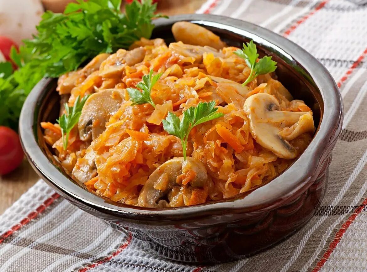 Капуста тушеная с морковью. Какую приправу добавить в тушеную капусту. Приправа для засолки капусты. Время переваривания тушеной капусты в желудке. Тушеная кислая капуста.