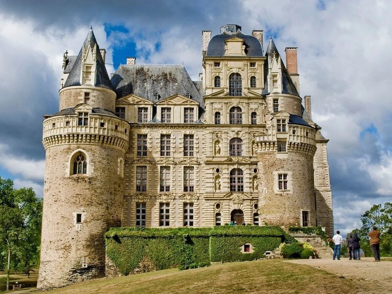Замок сх. Шато де Бриссак Франция. Замок Бриссак Франция. Долина Луары замок Бриссак. Шато де Пьерфон Франция.
