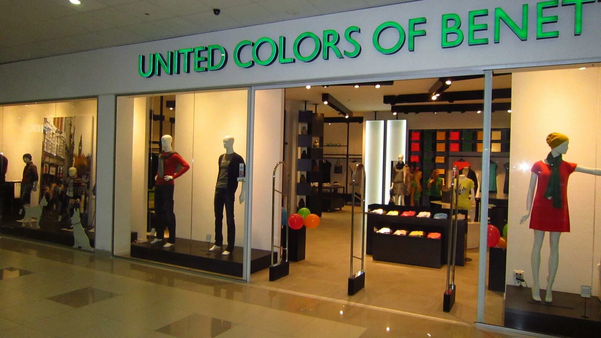 Юнайтед колорс оф бенеттон интернет магазин. United Colors of Benetton магазин. Бенеттон Юнайтед оф колор. Магазин Бенеттон на 1905 года. United Colors of Benetton 15 магазинов.