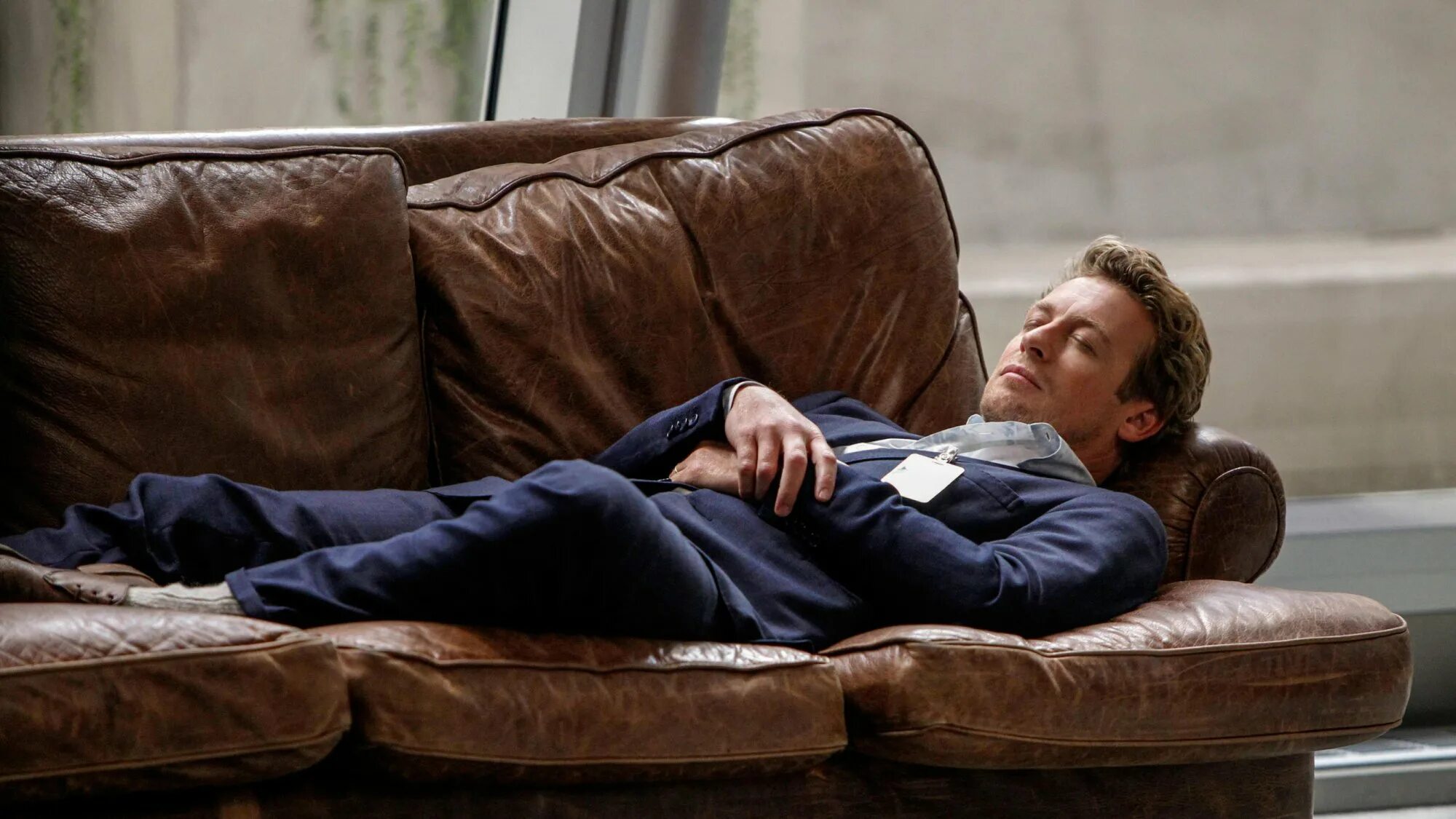 человек который лежал на диване. парень спит на диване. человек лежит на диване. ленивый человек. мужчина на диване.