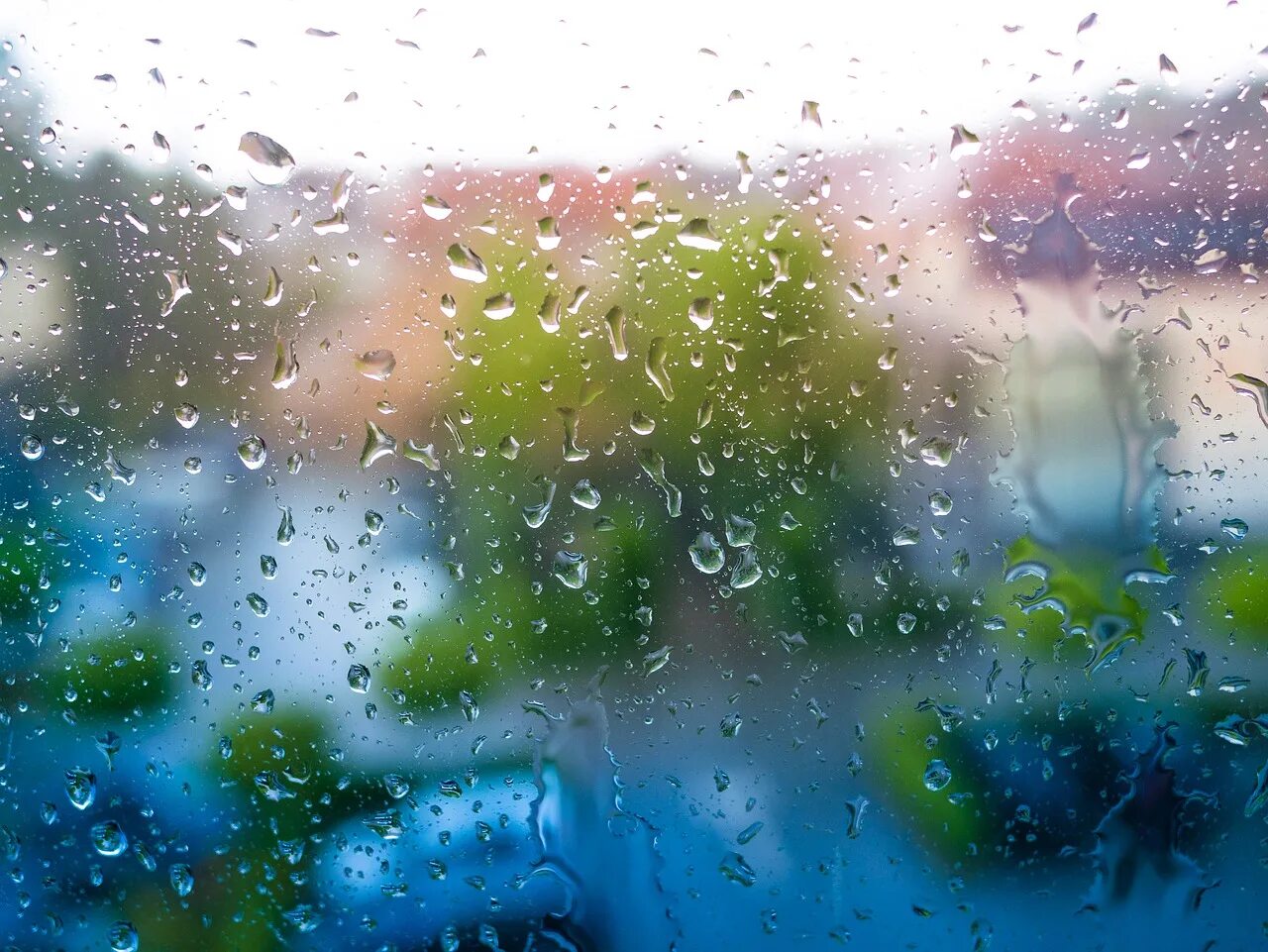 Цветной дождь. Капли на стекле. Капли дождя. Дождь фон. Мокрое окно.