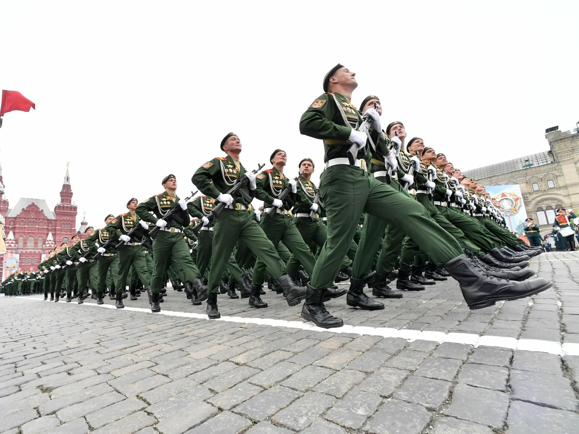 Военный парад. Парад Победы. Парад Победы в Москве. Солдаты на параде.