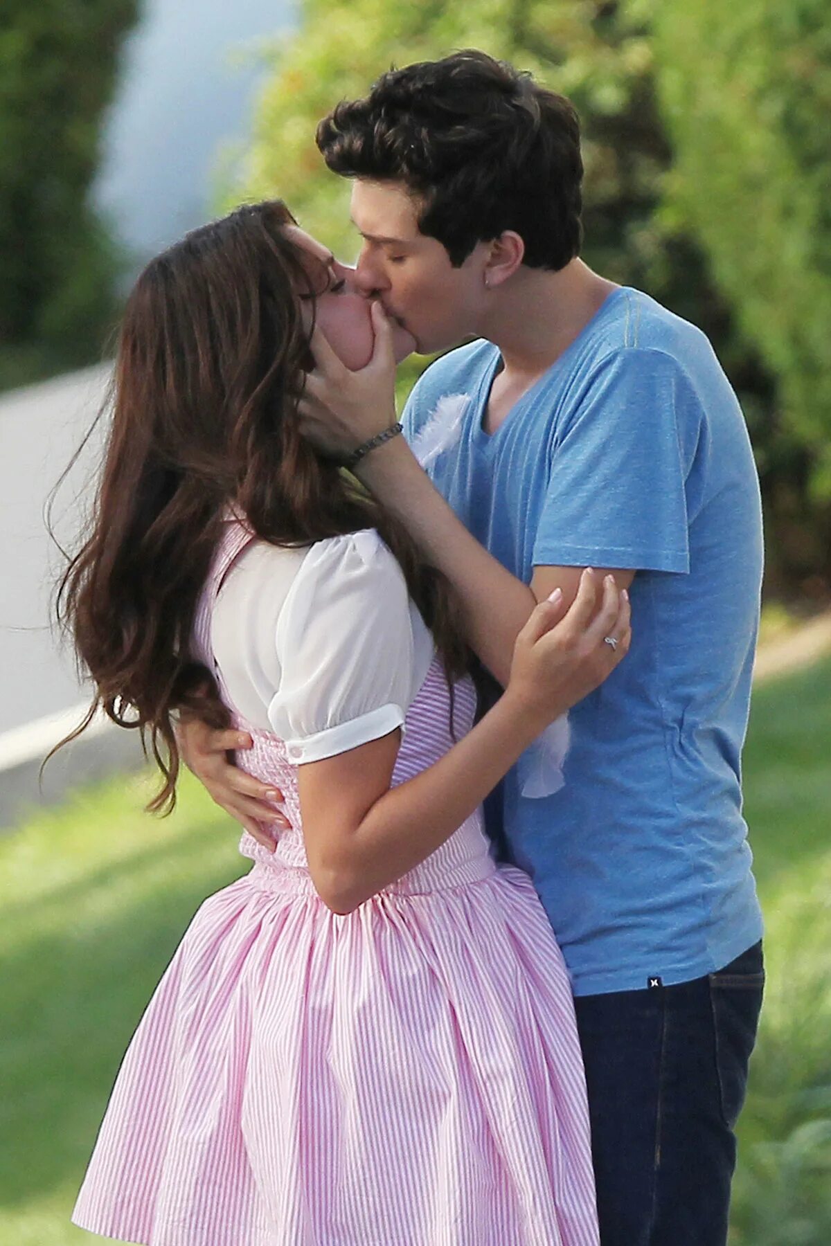 Nat Wolff selena Gomez. Kissing brunette