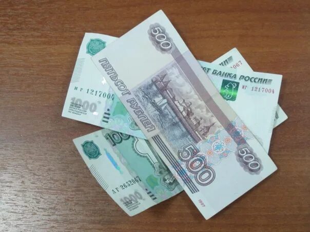 Было три тысячи рублей. Деньги 2500 рублей. Три тысячи рублей. 3 Тысячи рублей на столе. 2500 Тысячи рублей.