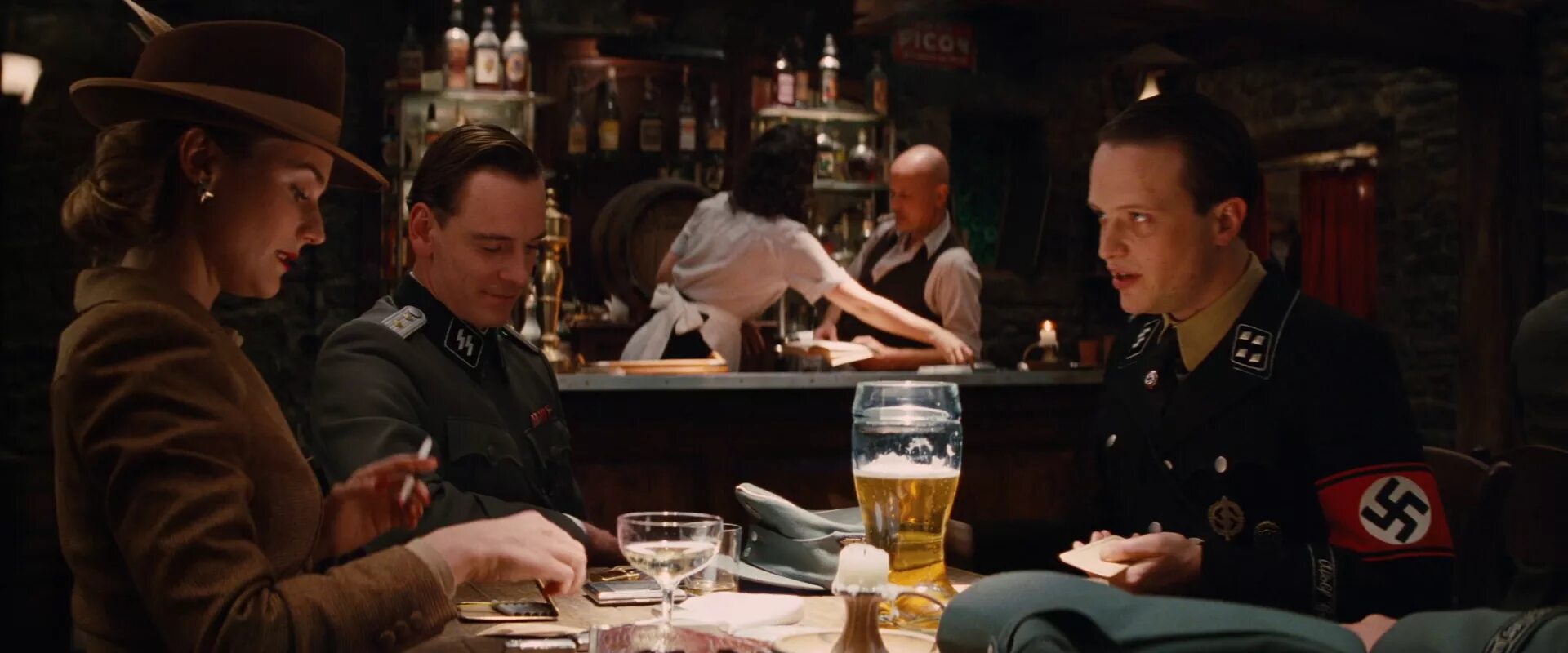 фильм бесславные ублюдки 2009 аугуст диль. бесславные ублюдки в баре. бесславные ублюдки в баре. бесславные ублюдки дитер хельстром. бесславные ублюдки бар.