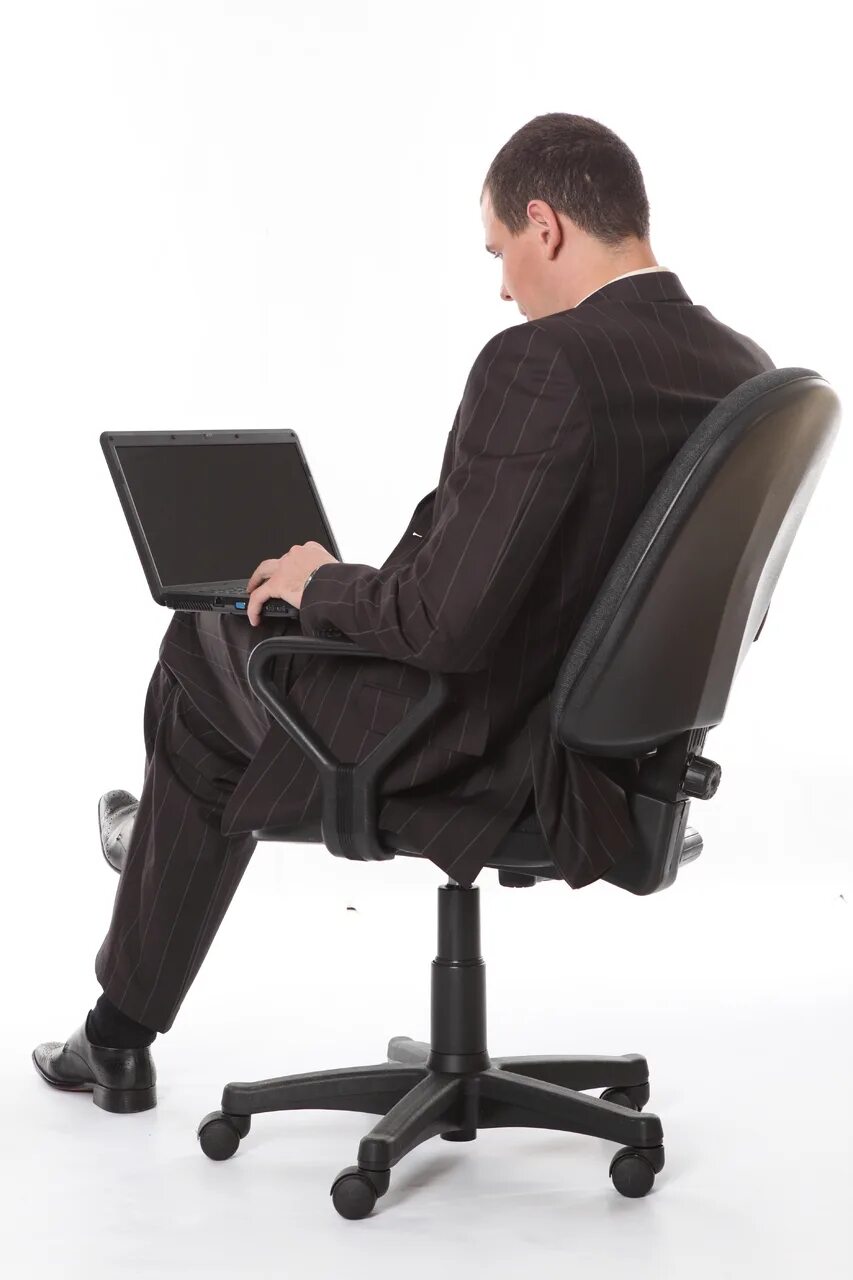 Мужчина в кресле спиной. Человек за компьютером со спины. Человек в офисном кресле. Человек в компьютерном кресле.
