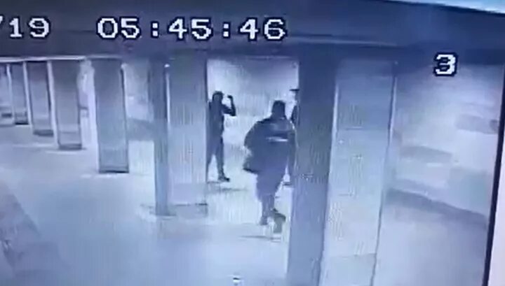 Нападение на полицейских в метро. Ударил полицейского в метро Москва. Ножевое ранение.произошедшее в Московском метро. Нападение на полицейского в метро Савеловская.