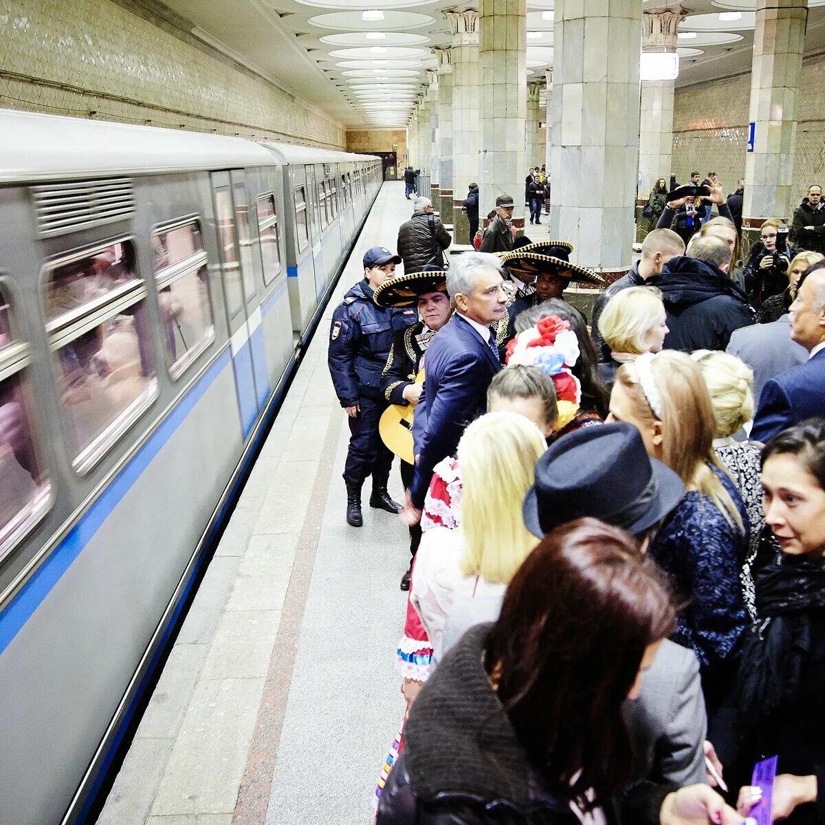 Сколько пассажиров в метро. Пассажиры метро. Люди на платформе метро. Люди на станции метро. Пассажиры Московского метро.