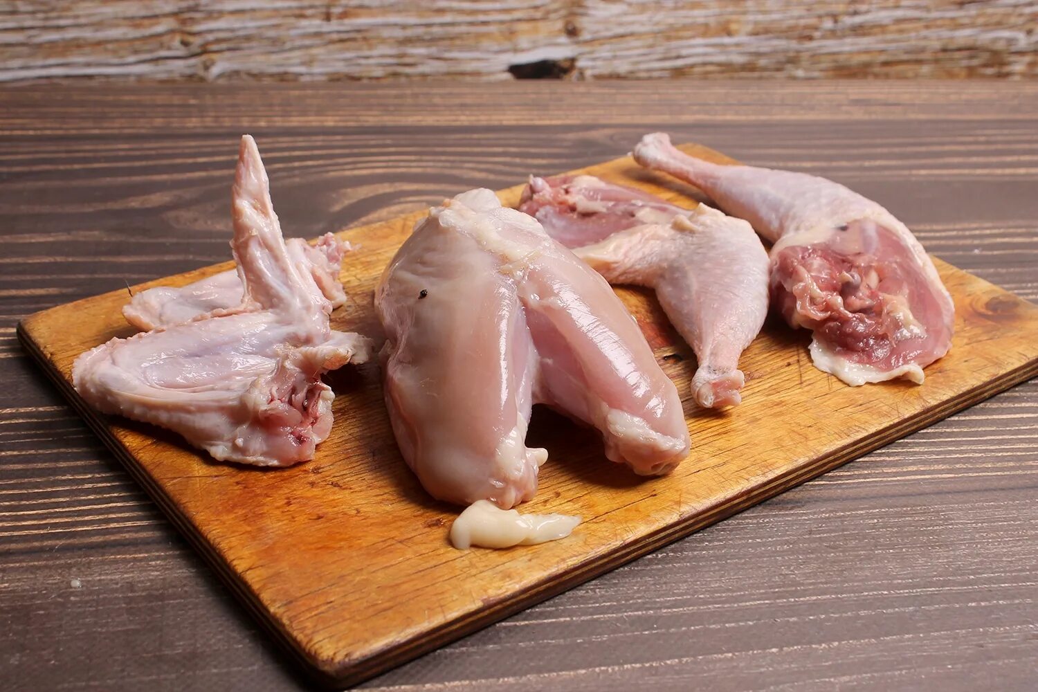 Куриные заготовки. Куриные заготовки для морозилки. Курица охлажденная. Тушка курицы потрошение. Куриное мясо в почеревке.