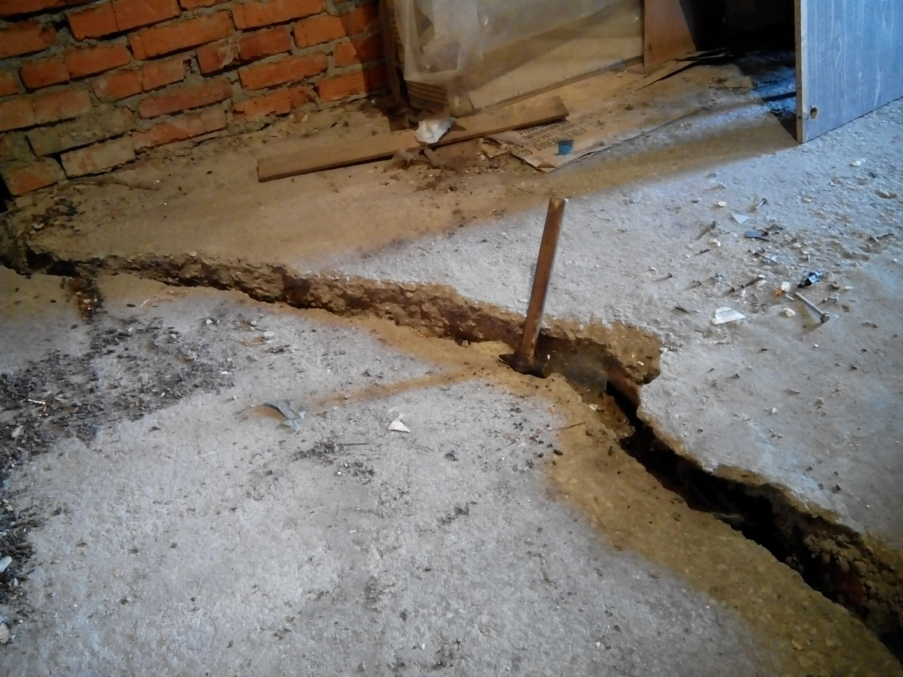 Трещины в бетонном полу. Трещины в стяжке пола. Провалился бетонный пол в гараже. Провалился пол в гараже. Трещины в бетонной стяжке.