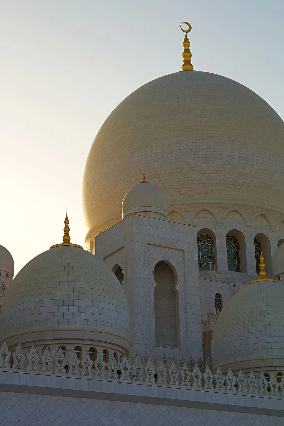 Мечеть в Абу Даби. Православный храм в Абу Даби. Архитектура Ислама. Культовые сооружения Ислама.