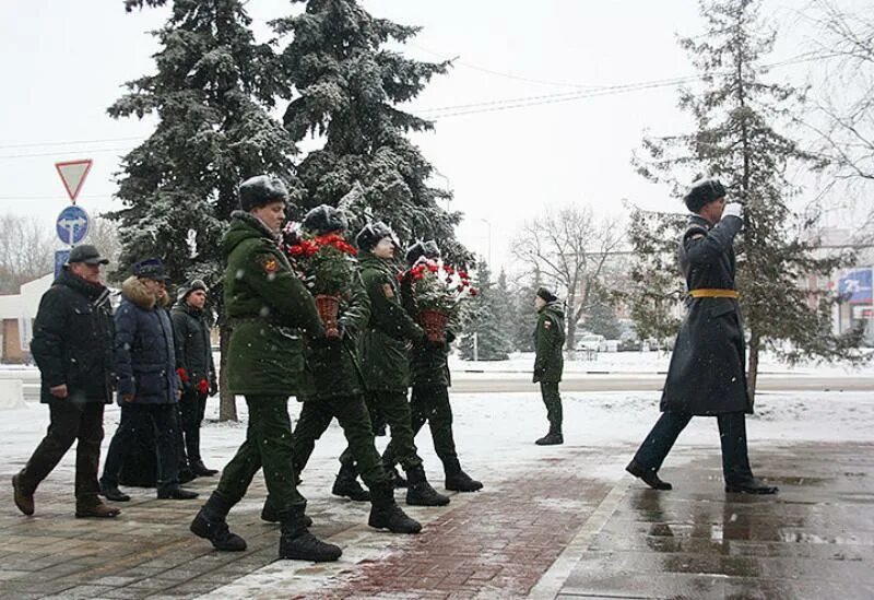 Митинг посвященный Дню защитника Отечества. Чехов центр 23 февраля. 23 Февраля 2022 у мемориала “танк” на Советской площади Чехов. Чехов митинг у танка. Митинг посвященный 23 февраля