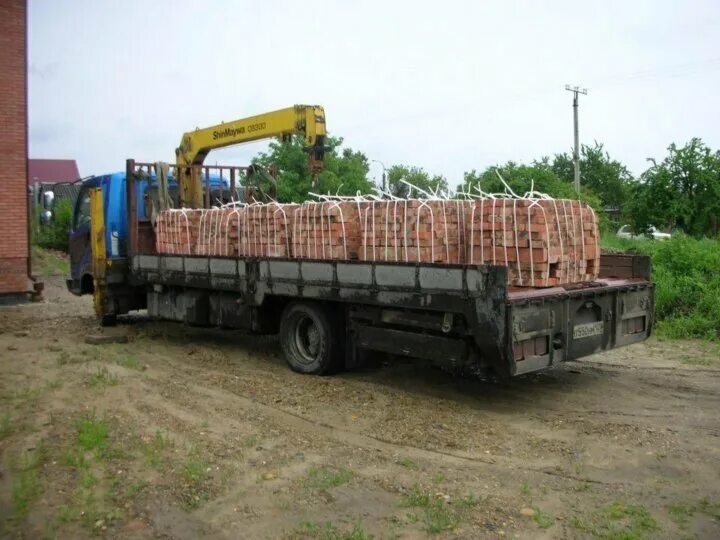 Манипулятор сколько поддонов. Манипулятор сколько поддонов. Камаз 65117 погрузка паллет. Манипулятор для газобетона. Разгрузка бпу-200 манипулятором.