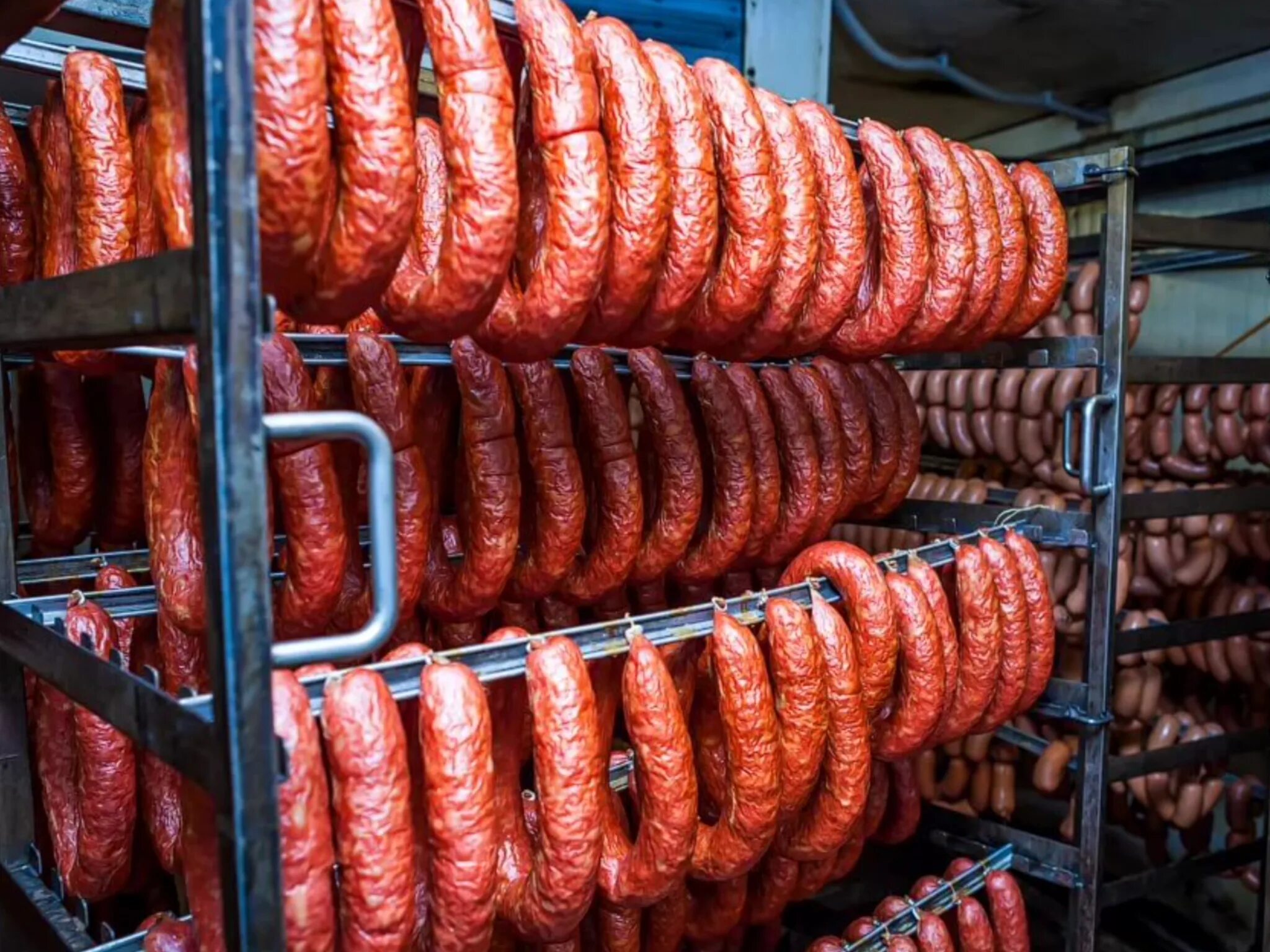 Куда колбас. Выкладка колбасы. Куда колбас. Финская сыровяленая колбаса. Зао назаровское колбасы.