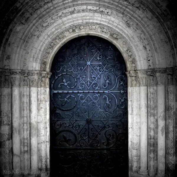 Dark door. Черная дверь фэнтези. marrutt dark door. dark door bg. entrance to darkness.