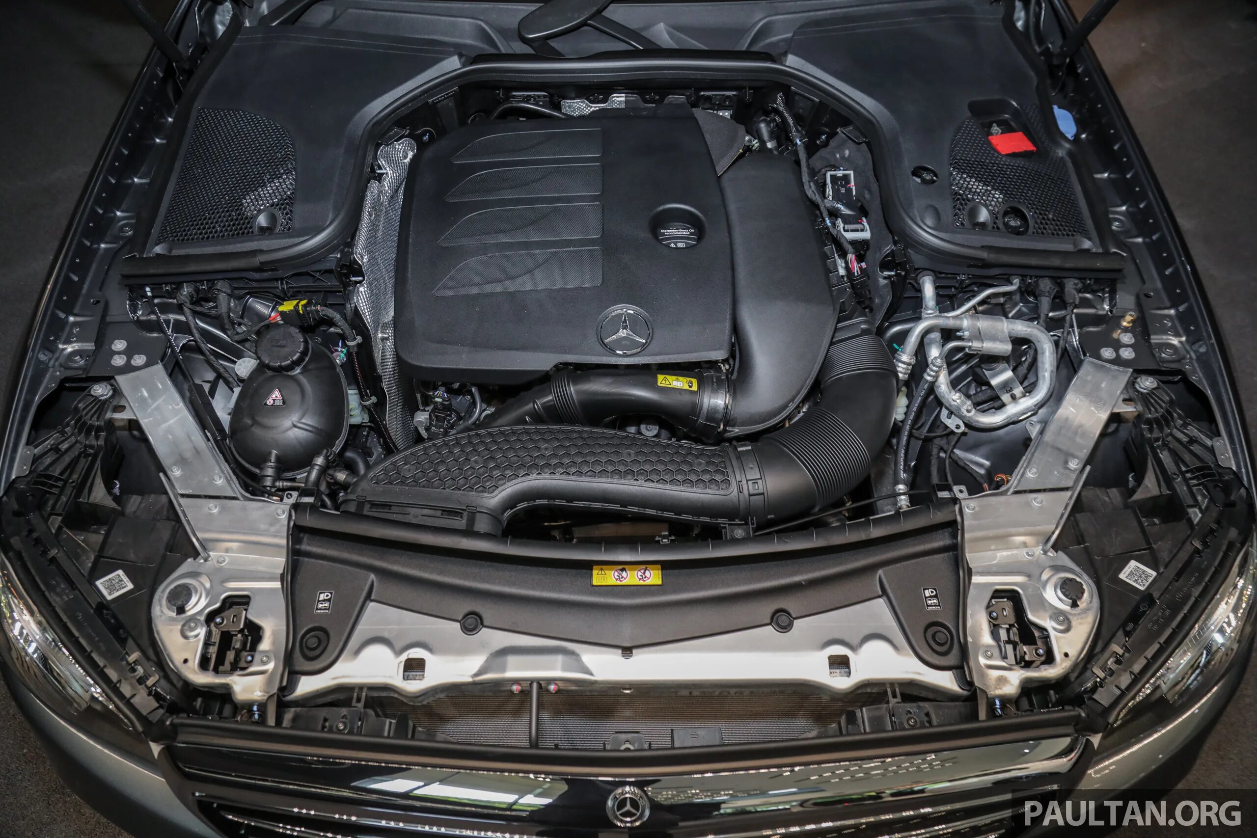 Подкапотное пространство мерседес w205. Mercedes w213 e400d мотор. Двигатель м 264 мерседес. Мерседес е 400 двигатель. 213 мотор мерседес.