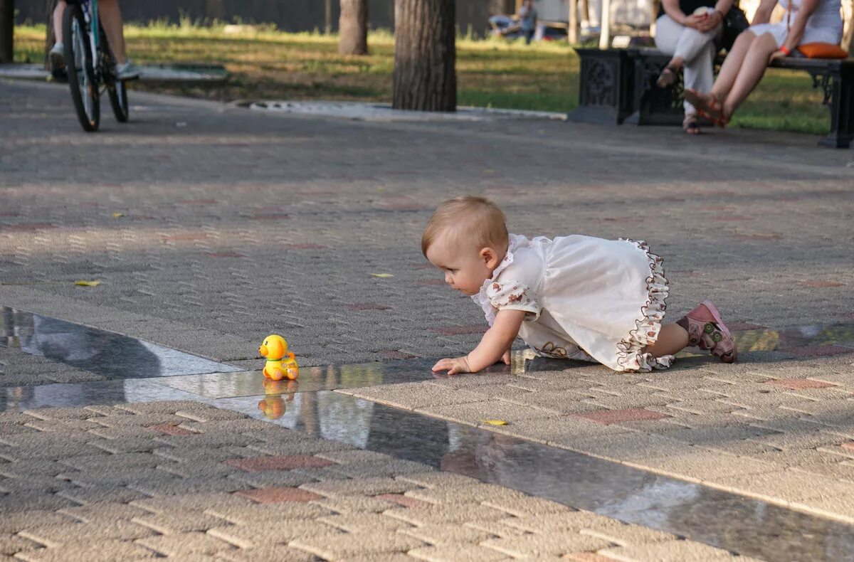 Идешь идти бежишь бежать ползешь ползти. Ребенок ползает.