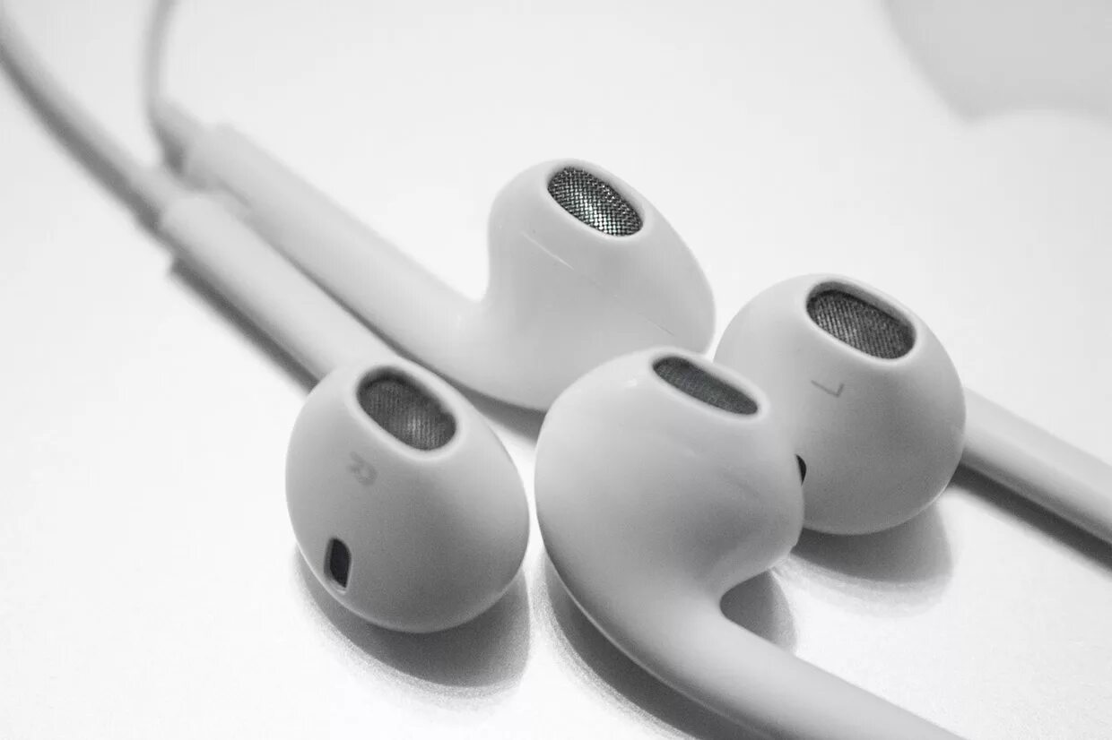 Наушники airpods играет тише. Apple Earpods 1. Наушники Apple Earpods 1 оригинал. Оригинальные наушники Apple Earpods 2.