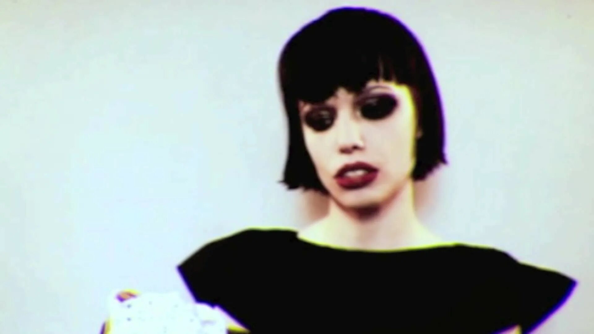 Crystal castles suffocation. Crystal castles. элис гласс абьюз. элис гласс crystal castles черные волосы. обои 1920 1080 crystal castles.