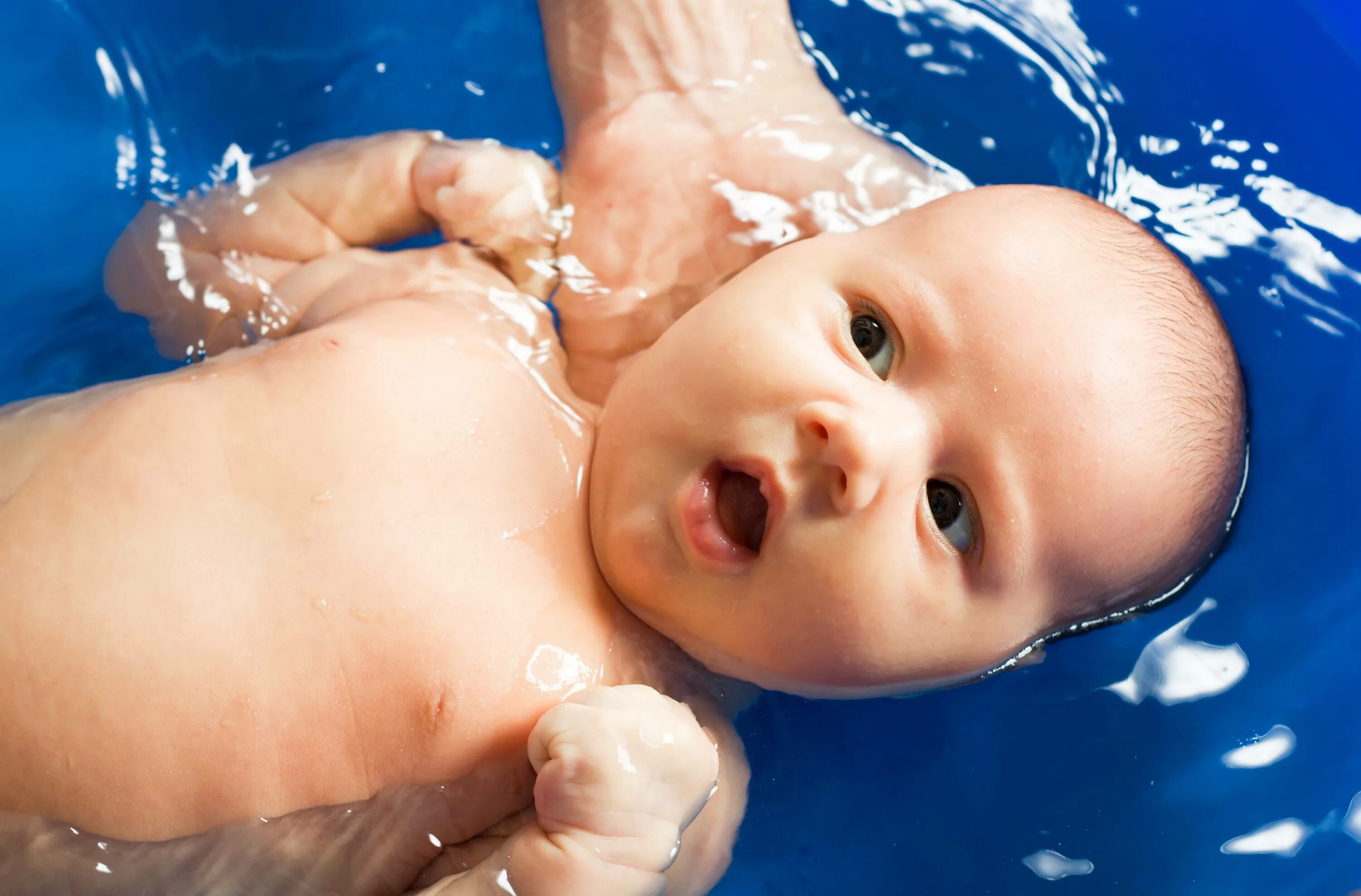 Грудничковое плавание в ванной. Купание малыша. Плавание для грудничков. Грудничковое плавание в ванне. При купании новорожденного вода попадает