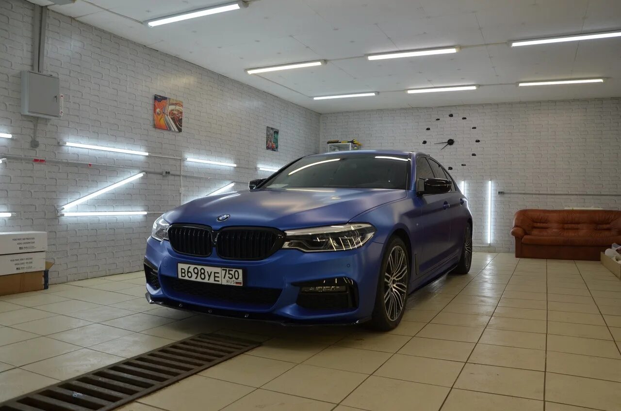 Сини 30. BMW g30 синий мат. Оклейка BMW g30. BMW 5 g30 синий матовый. BMW g30 матовый хром.