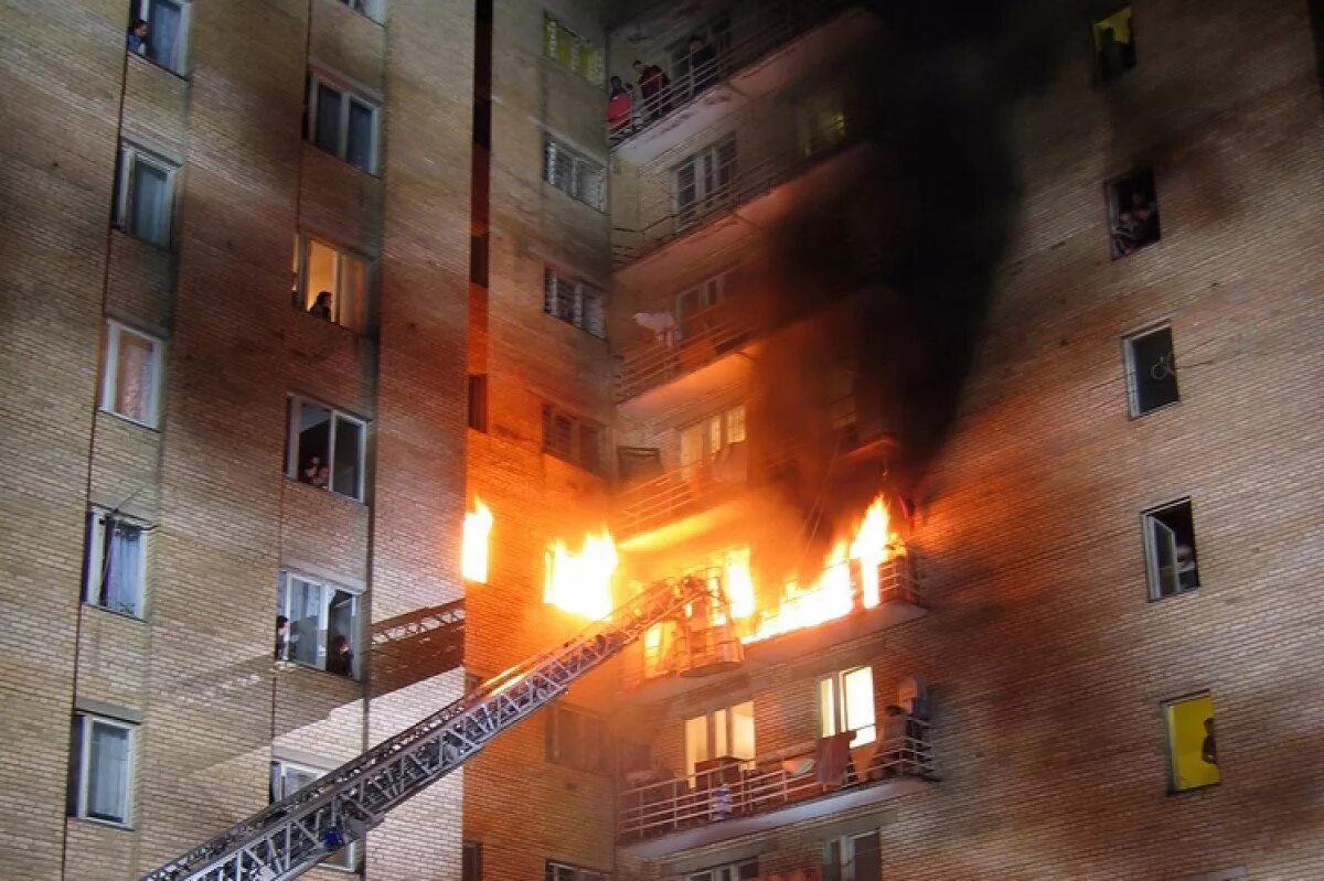 Пожар в многоквартирном доме. Горящий многоэтажный дом. Пожар в многоэтажном доме. Горит жилой дом.