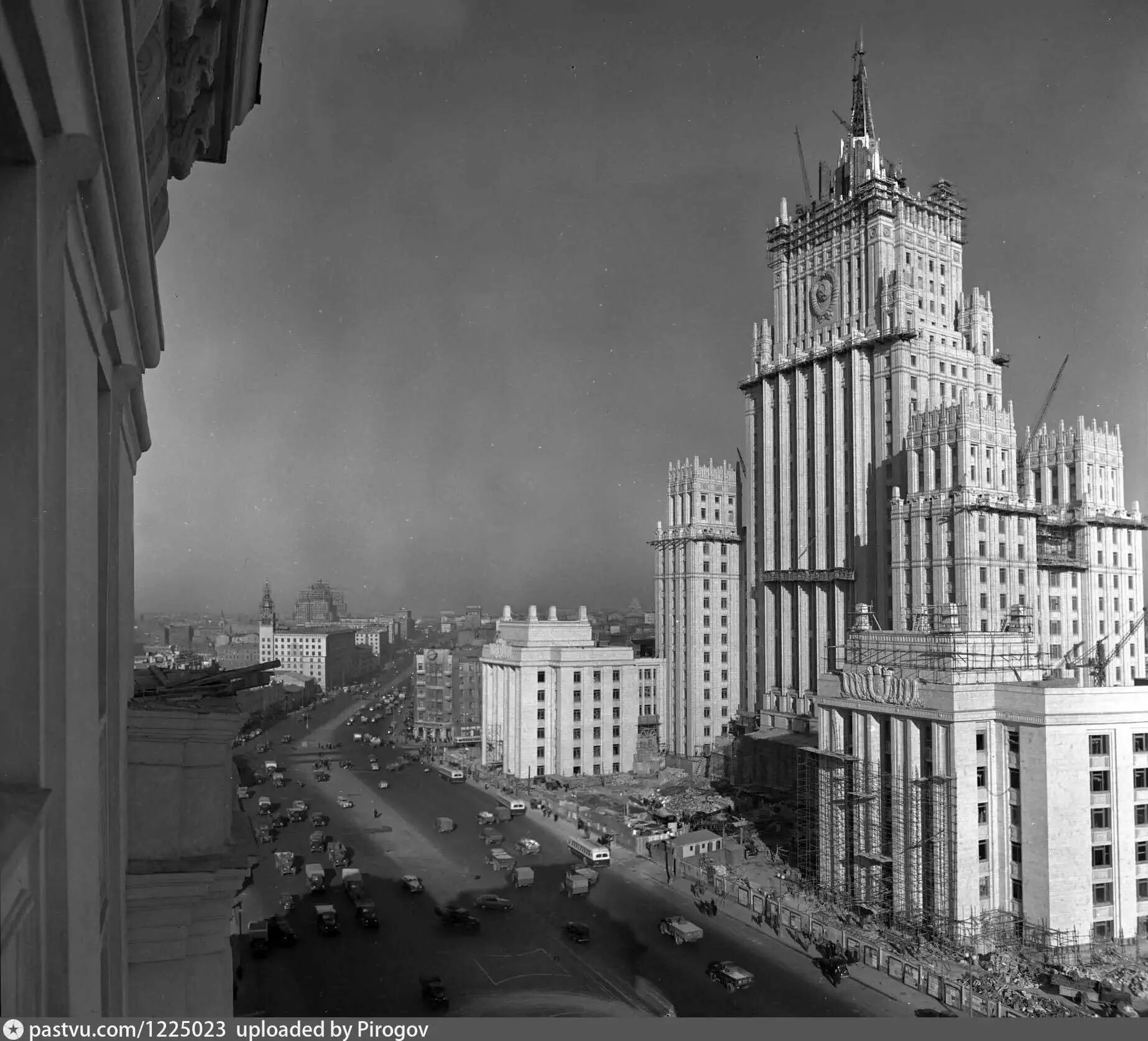 Москва 1951 года. МИД Смоленская площадь. Высотка МГУ 1960. Смоленская площадь высотка. 1951 Здание на Смоленской площади.