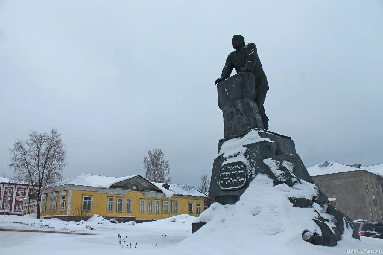 Шувалов лысьва. Памятник графу Шувалову в Лысьве. Памятник п. п. Шувалову Лысьва. Памятник Шувалову Лысьва. Лысьва памятник графа Шувалова.