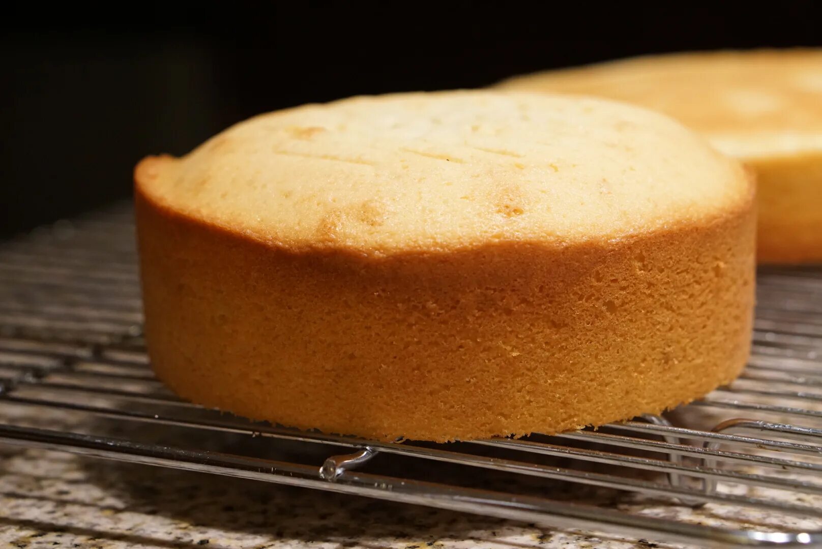 Самый пышный бисквит для торта. Бисквит sponge cake. бисквит на минералке. бисквит на минералке в духовке. бисквит классический на минералке.