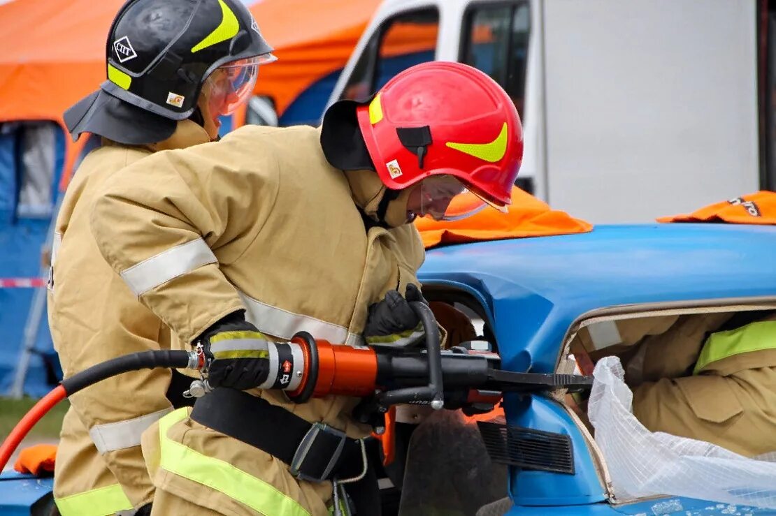 Спасатели россии. Сотрудник службы спасения. Спасатель мтс. Спасатели мчс картинки. Пожарные и спасатели.