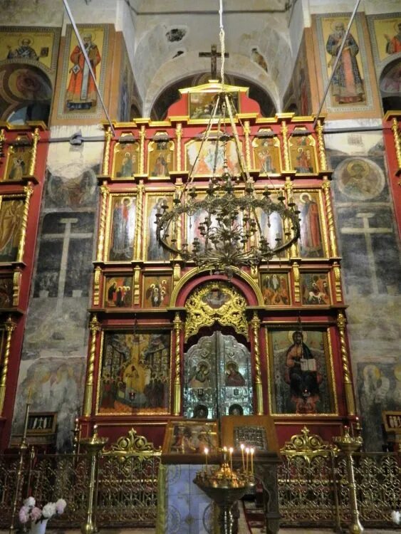 Храм успения на городке в звенигороде. Успенский собор в звенигороде. успенский собор на городке в звенигороде. церковь успения пресвятой богородицы на городке звенигород. успенский собор на городке в звенигороде внутри.