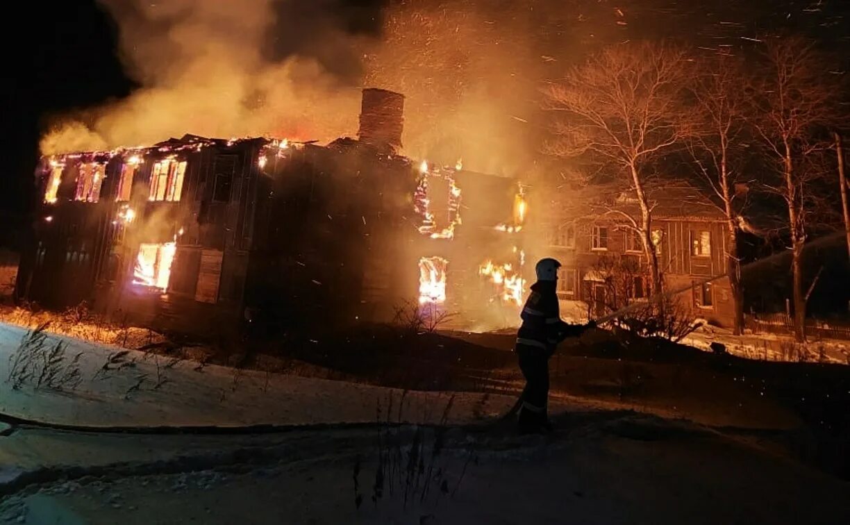 Пожар 4 декабря. Сгоревший дом. Сгоревший дом зимой. Пожар в доме зимой. Горящий дом ночью.