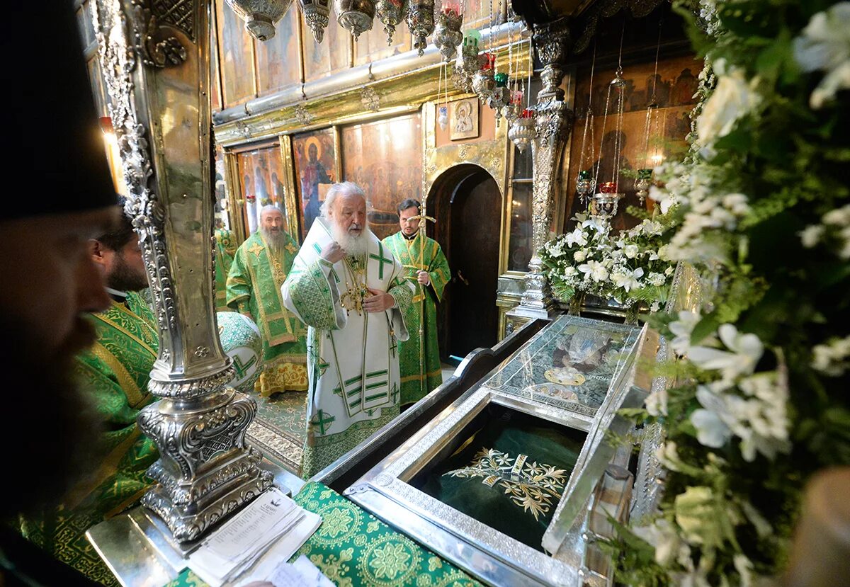 В каком храме помогают. Отец димитрий смирнов. В каком храме помогают. Троице-сергиева лавра мощи сергия радонежского. Троице-сергиева лавра мощи сергия радонежского.