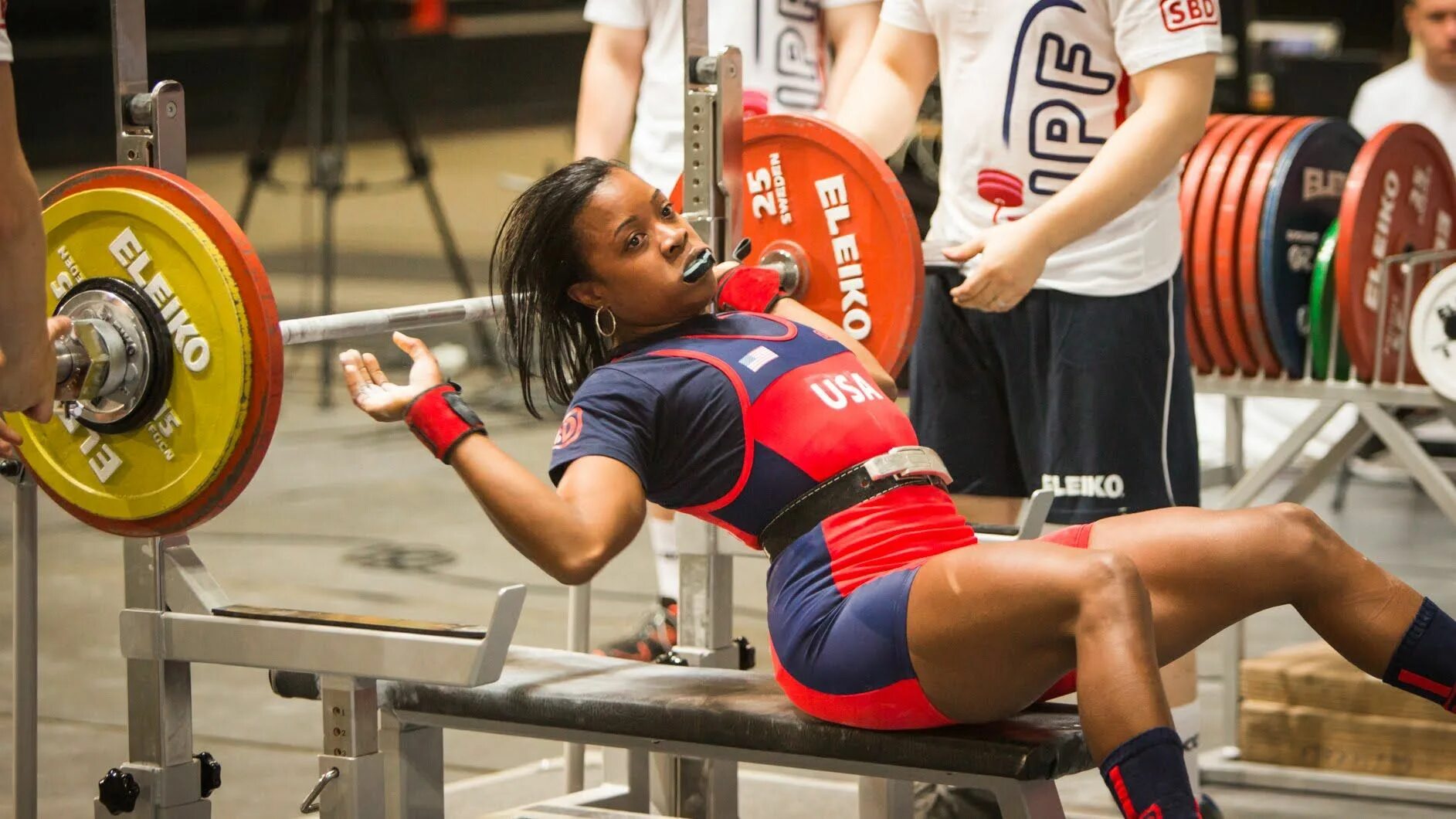 Sbd пауэрлифтинг. Бретт гибс торс пауэрлифтинг. Sbd, пояс с карабином для пауэрлифтинга. Экипировка фирмы sbd. Sbd трико женское.