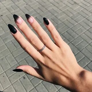 Черные ногти миндаль